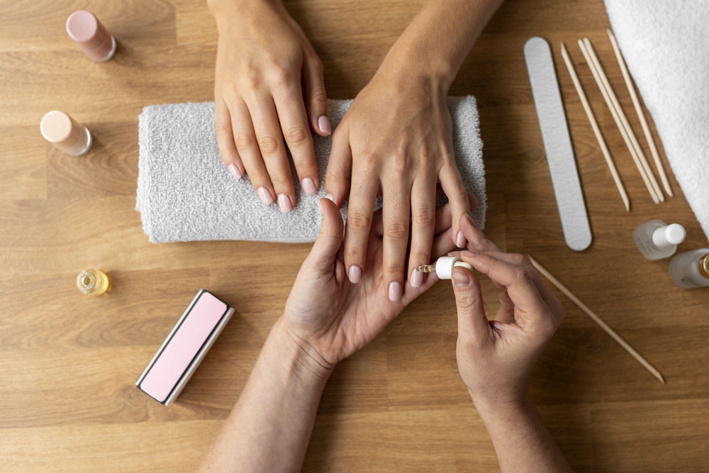 Ngwa manicure na ngwa n'akụkụ, yana ojiji ha